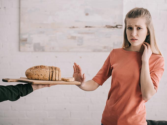 Nahrungsmittelintoleranz Frau Brot Lebensmittel