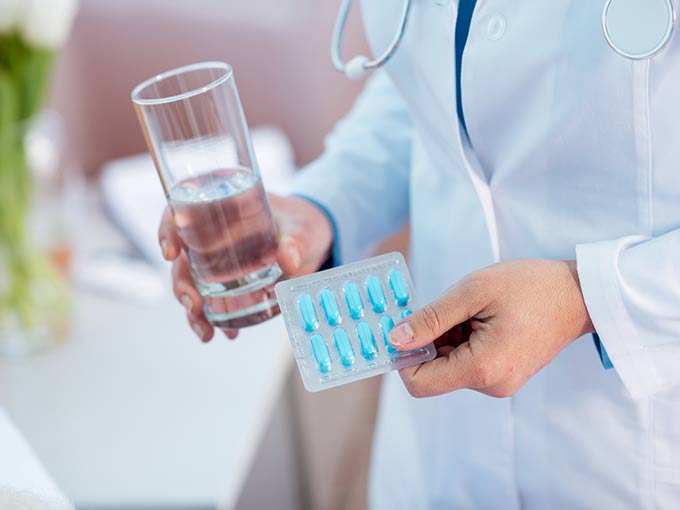 Medikamente Therapie Wasserglas Arzt Tabletten
