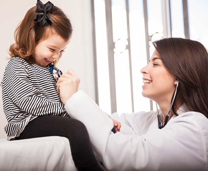 Mädchen Kind Ärztin Untersuchung Praxis Atemwegserkrankung