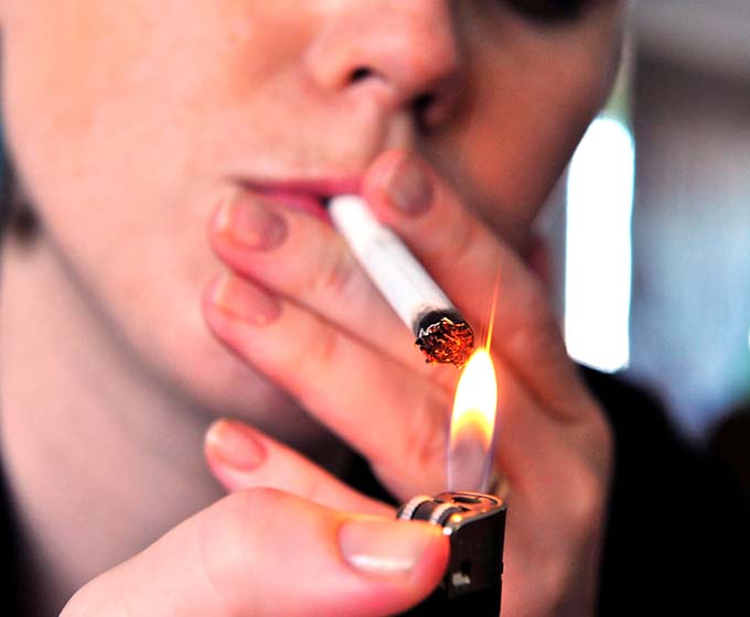 Frau Rauchen Zigaretten Flamme COPD