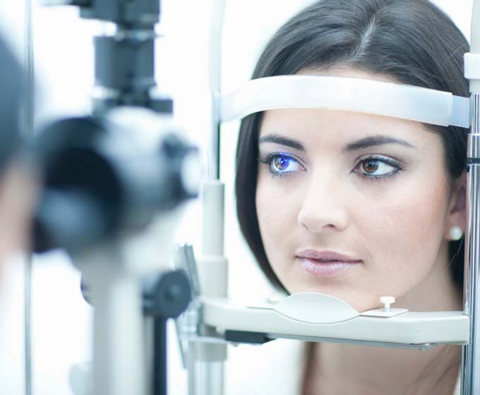 Augenuntersuchung Frau Arzt Praxis Bluthochdruck
