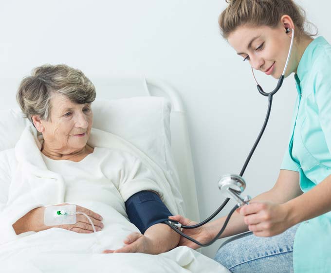 Krankenschwester Patientin Blutdruckmessung Bluthochdruck