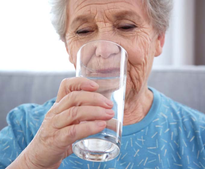 Seniorin Wasser Herzschwäche Bluthochdruck