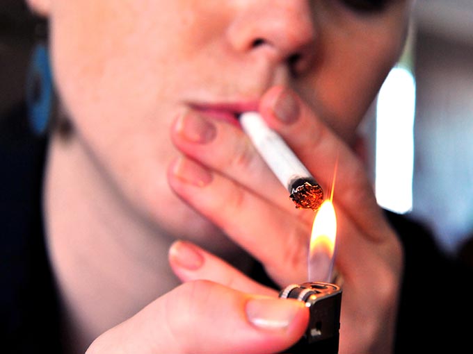 Rauchen Frau Zigarette Risiko Gesundheit Arteriosklerose