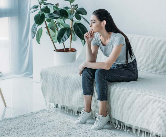 Depression Frau Antriebslosigkeit Sofa