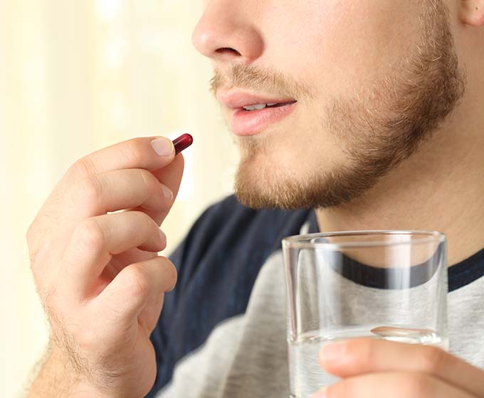 Mann Medikament Einnahme Wasserglas Kapsel