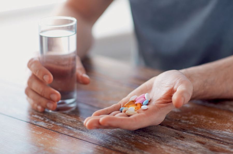 Medikamente Einnahme Wasserglas Schmerzen