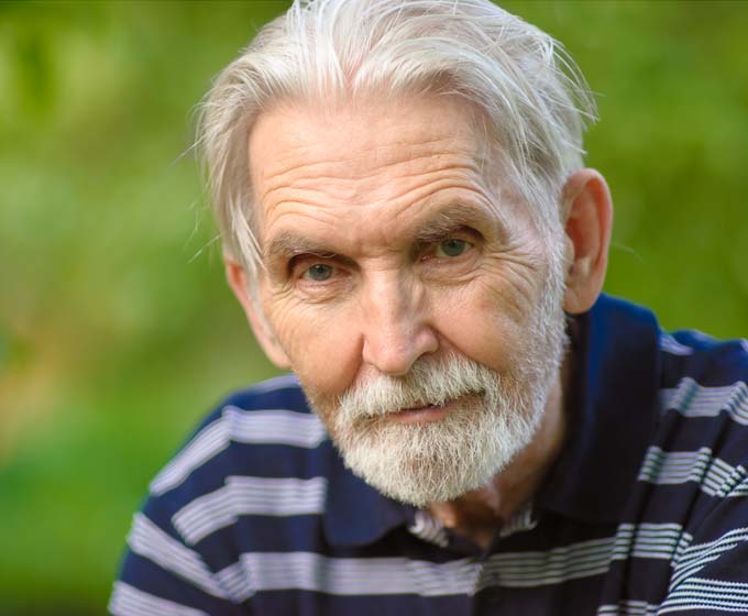 Alter Mann Portrait Osteoporose